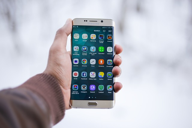 smartphone s mnoha funkcemi
